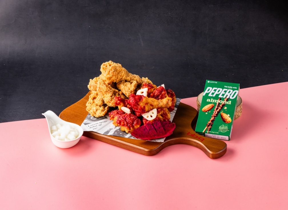 bb.q CHICKEN推「粉紅炸雞」！火龍果＋蜂蜜蒜味醬超有哏，還送巧克力餅乾棒