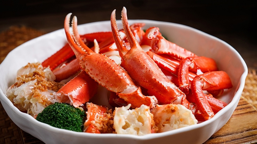 喜愛吃海鮮的朋友，可以吃吃看「金蒜河粉松葉蟹腳」。（圖片來源：台南遠東香格里拉）