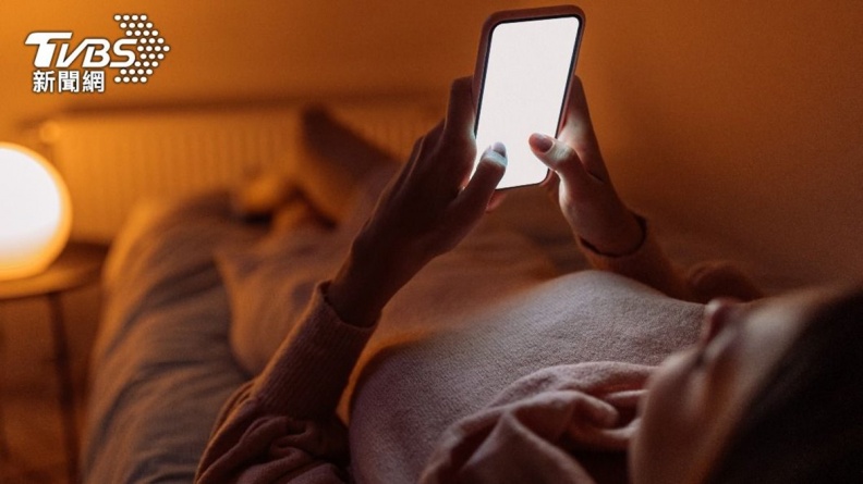 睡醒別立刻起床、滑手機！專家曝５大NG習慣，做錯上班更疲倦還會變胖
