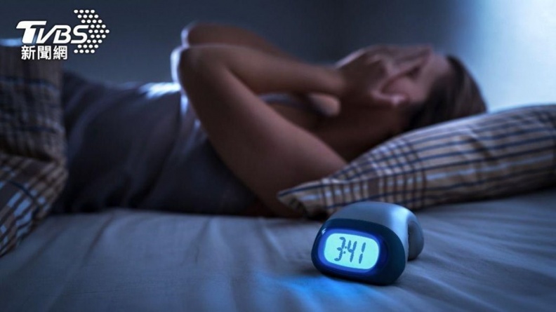 睡醒別立刻起床、滑手機！專家曝５大NG習慣，做錯上班更疲倦還會變胖