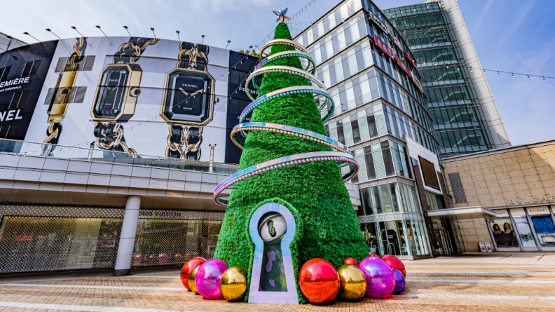 週年慶抽70萬元瑞士遊！漢神巨蛋「神祕生物現蹤」，16米聖誕樹驚見閃動眼球