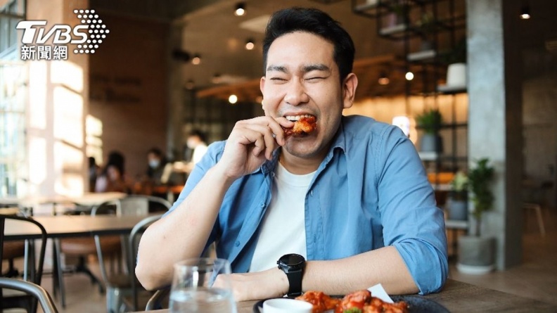 網友公認６大餐桌NG行為！第３名「發出咀嚼聲」讓人暴怒，第１名超噁心