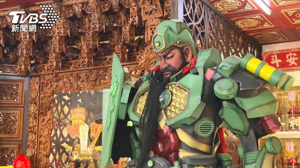 宮廟驚見野生「魔關羽」！２公尺機甲關帝爺有變聲器，趙子龍、孫悟空跟隨出巡
