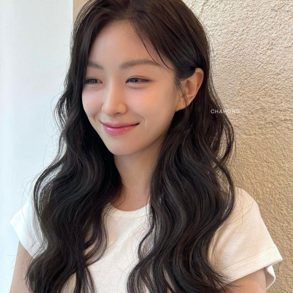 2024捲髮趨勢搶先看！芭比捲、層次燙超顯小臉又減齡，第一次燙髮「這款」最適合！