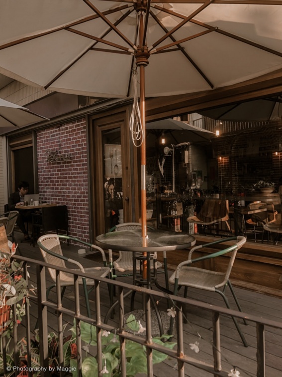 秒飛歐洲！赤峰街古典歐風咖啡館，懷舊皮質座椅，戶外露台喝咖啡超Chill