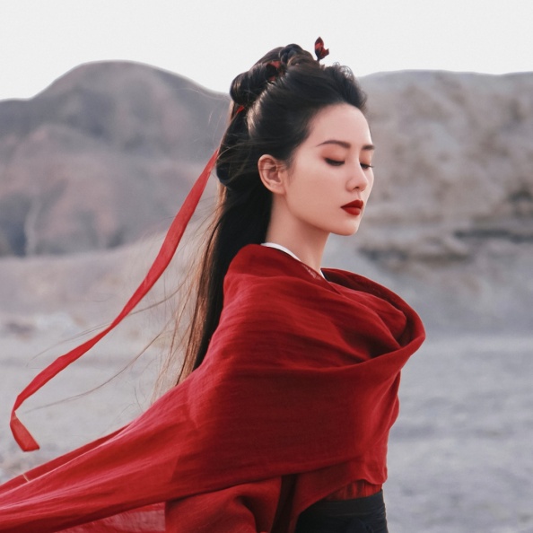 劉詩詩、劉宇寧《一念關山》線上看流量破億!超甜楓葉吻戲、暗黑人設獲封「古裝版史密斯夫婦」