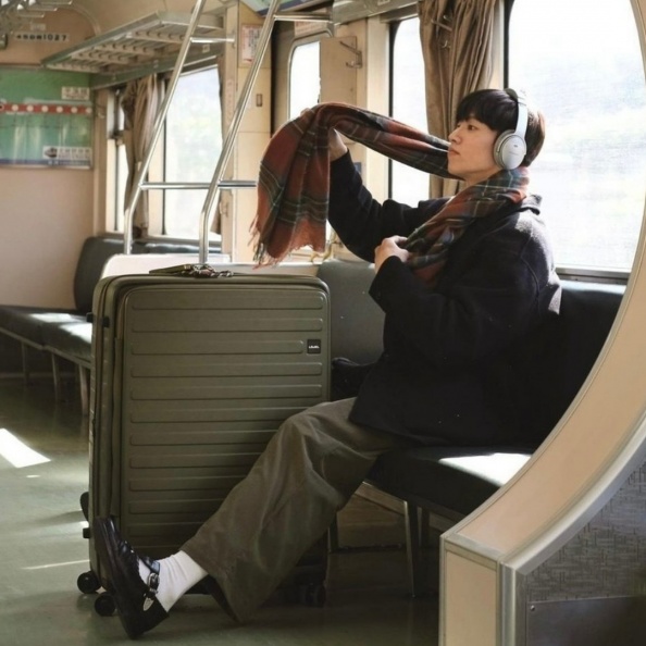 出國行李箱、旅行袋推薦！明星都在背「這10款」：Rimowa、LV行李箱袋超搶手