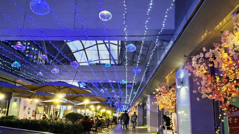 全台最美12棵百貨聖誕樹！打卡89樓「耶誕老公公的家」、12公尺冰藍燈海隧道