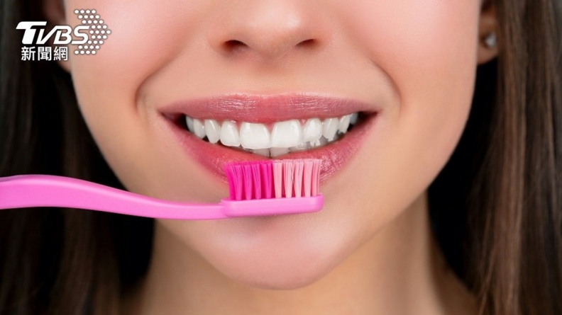 飯後別立刻刷牙！牙醫曝「刷牙５NG行為」，恐牙周病上身