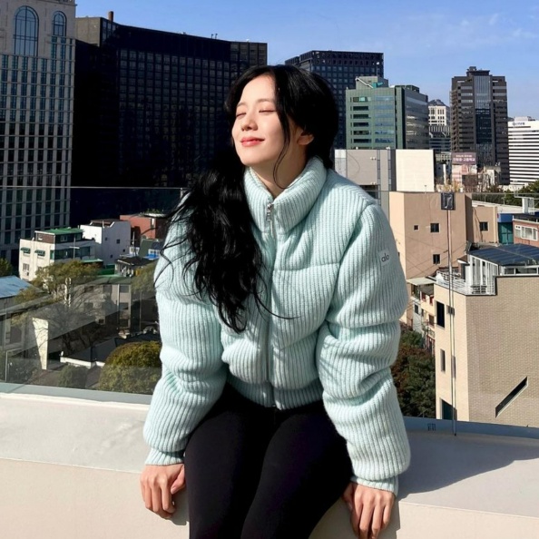 必學超顯瘦「羽絨外套」！親授3大挑選＋穿搭秘訣：Jisoo「這樣穿」根本就是約會穿搭範本