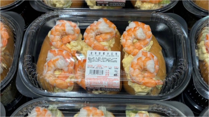 好市多好評新品＋１！麵包鋪滿４隻大蝦、蛋沙拉，網友：光看就心動