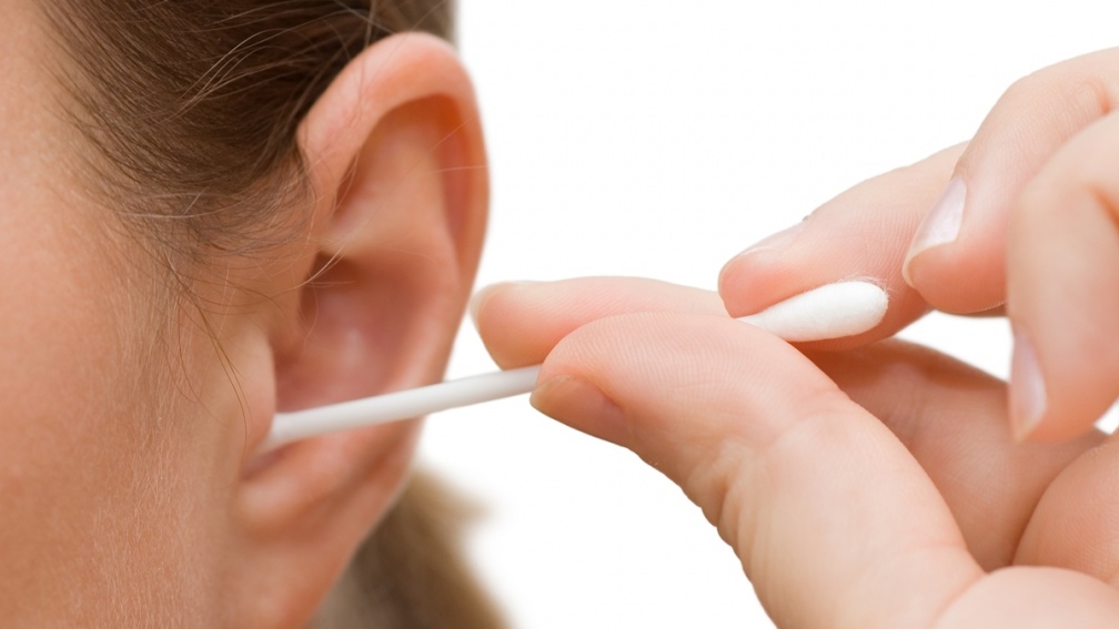 別再用棉花棒亂挖耳朵！醫生警告恐損傷聽力，曝４招防耳垢栓塞