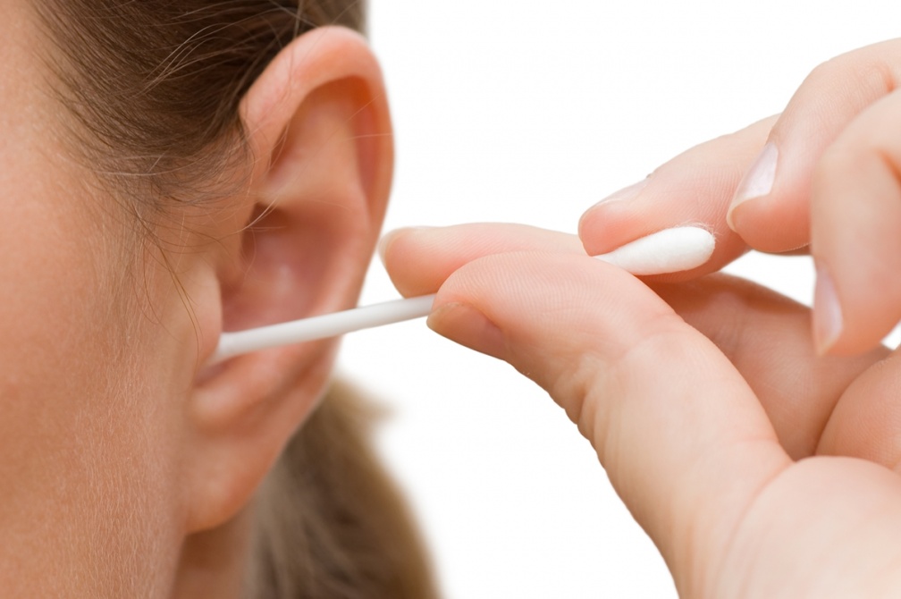 別再用棉花棒亂挖耳朵！醫生警告恐損傷聽力，曝４招防耳垢栓塞