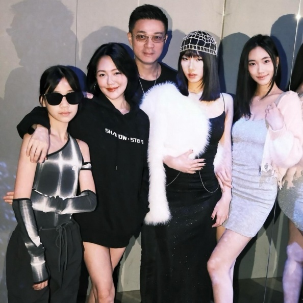 大女兒Elly18歲生日火辣造型美翻全網!小S罕曬一家五口全家福,不捨嘆「已經感到寂寞」