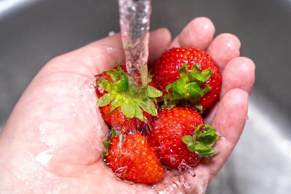 農藥殘留水果第１名！草莓怎麼洗才乾淨？食安專家曝正確３步驟