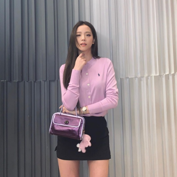 女孩忽冷忽熱天氣必入手！針織衫5款「好看又顯瘦」穿搭，解析Jennie、Jisoo搭配快抄筆記