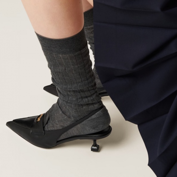 2024小紅書最火「黑色尖頭鞋」推薦:拉長腿部視覺比例的搭配神器