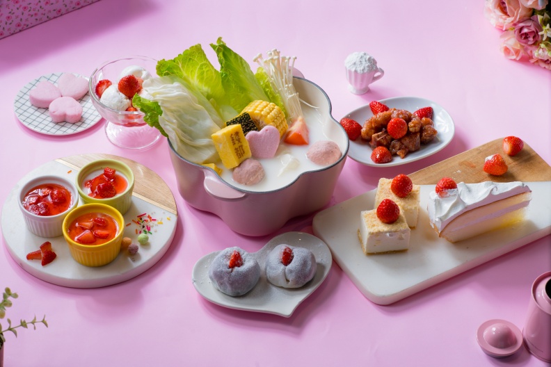 草莓噴泉、霜淇淋吃到飽！「國民火鍋」推草莓季，必嗑草莓排骨、100%牛奶鍋