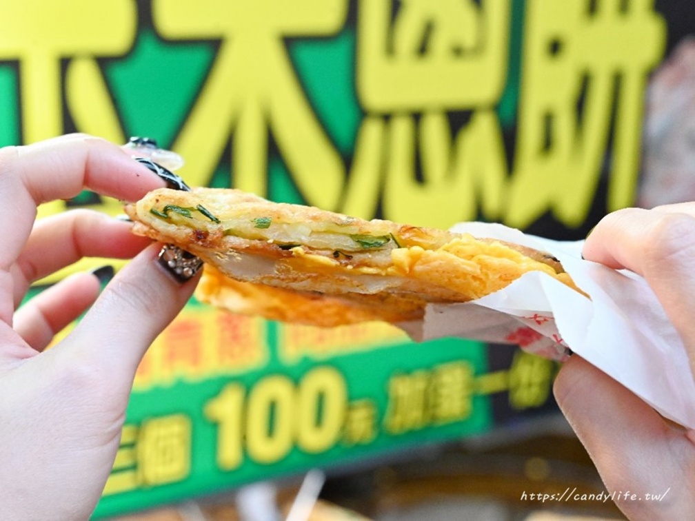 飄香台中30年！第三市場「黃金蔥餅」銅板價開吃，外酥內Q夾玉米粒鮮脆甜