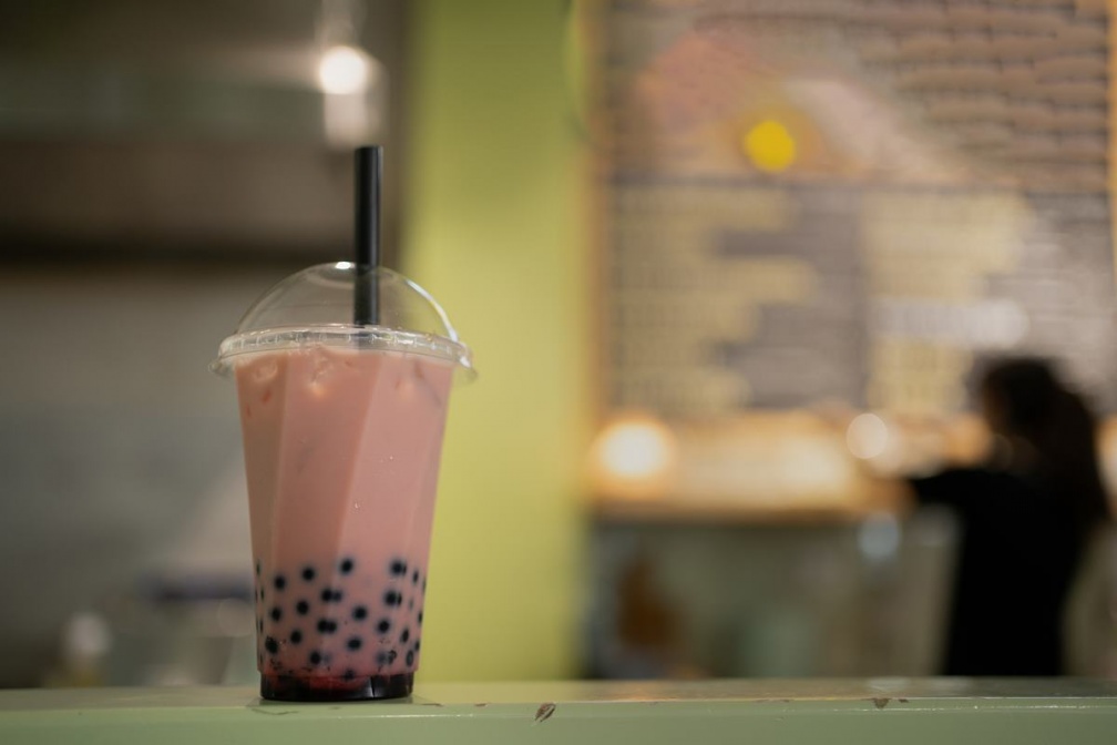 飲料沒喝完隔天還能喝？毒物專家：細菌量遠超家中馬桶，恐食物中毒