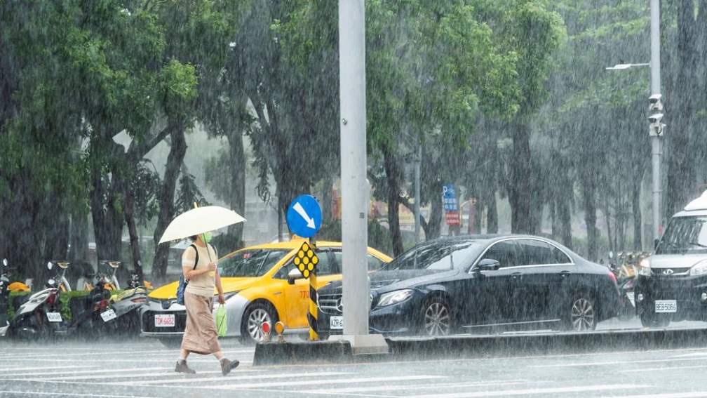 今晚起變天降雨！「葡萄桑」颱風這天最靠近台灣，專家曝１狀況發海警