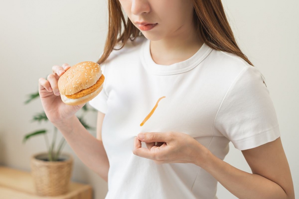 衣服放久變黃怎麼辦？專家教１招亮白如新，加碼衣物沾到醬料去漬法