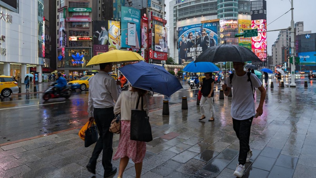 「燕子」颱風最快週末生成！專家估中颱以上逼近台灣，這２天風雨最強