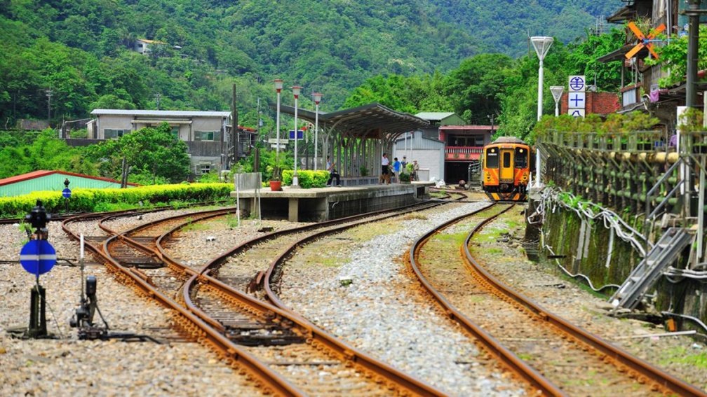 火車站等車地方為何叫「月台」？網友曬１照揭緣由，臺鐵發文曝正解