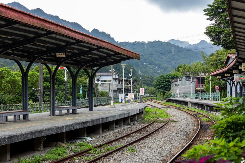 火車站等車地方為何叫「月台」？網友曬１照揭緣由，臺鐵發文曝正解