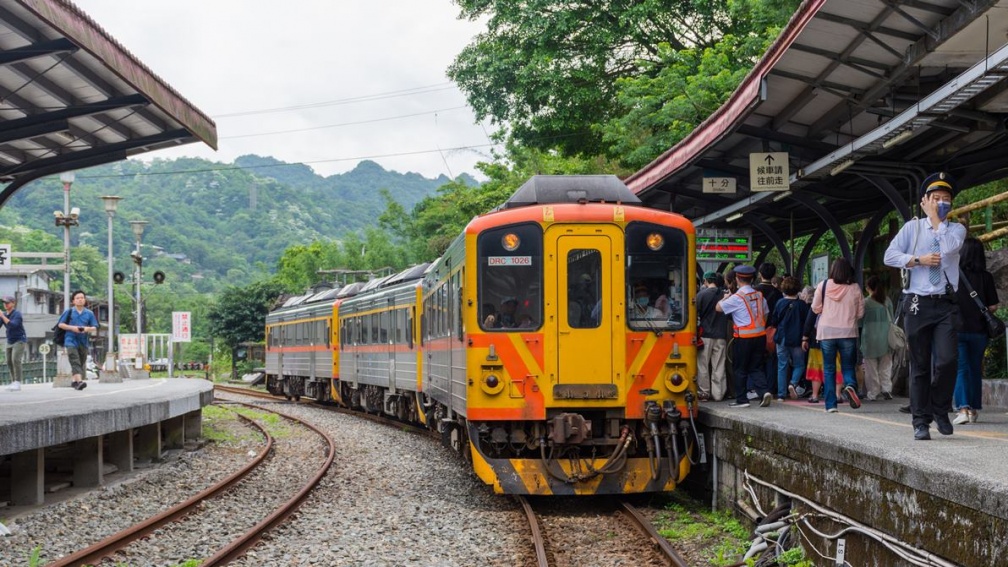 火車站等車地方為何叫「月台」？網友曬１照揭緣由，臺鐵發文曝正解