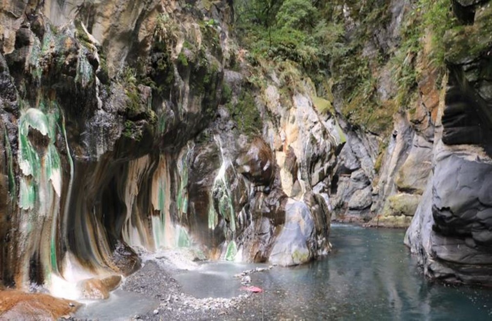 免費泡湯！網友激推全台７大野溪溫泉，「夢幻牛奶湯」公車也能到