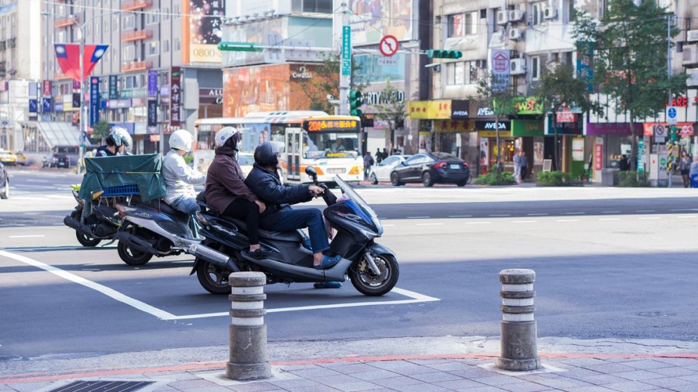冬天騎車怎麼穿才不冷?過來人激推「1神物」超保暖,網友認證:完勝羽絨衣(中獎公布) 一堆騎士做錯被罵!機車進待轉區要打方向燈?交通部答案超意外