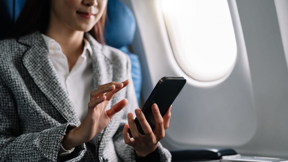 搭飛機一定要開飛航模式嗎？資深機師揭真相：超過４人不照做恐出事