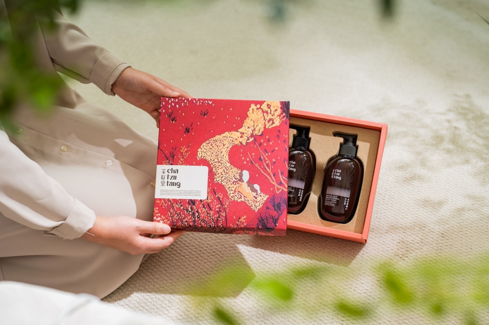 一幅版畫兩份祝福，茶籽堂最新春節版畫禮盒「迎豐果」亮相