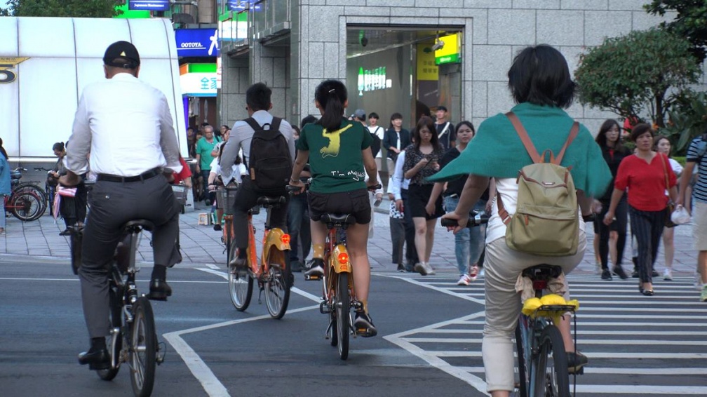 一堆人不知自己違規！騎YouBike上路「做１動作」就收紅單，最高開罰1200元