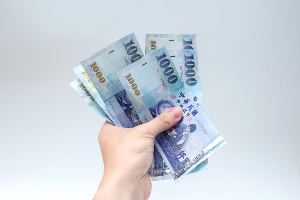 出國旅遊注意！陌生人攀談「做１事」恐是詐騙，千萬別把錢拿出來