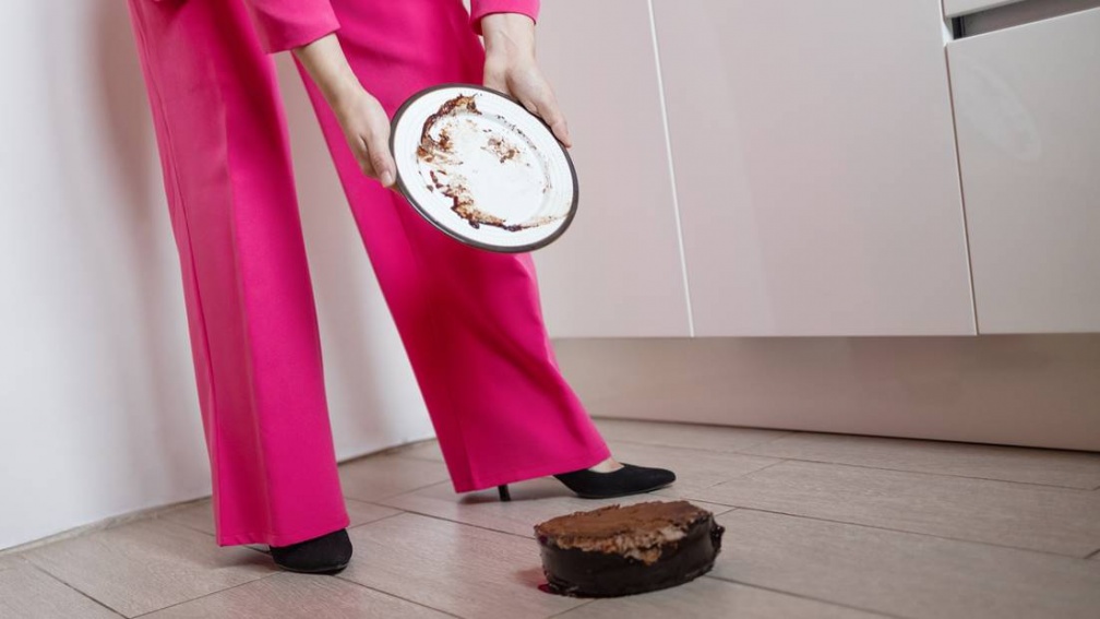 食物掉地上幾秒之內可以吃？專家揭實驗結果，做錯小心食物中毒