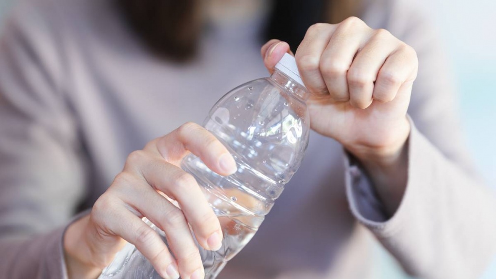 開瓶蓋會產生500顆塑膠微粒！醫師揭「日常３行為」要小心：吞太多恐失智