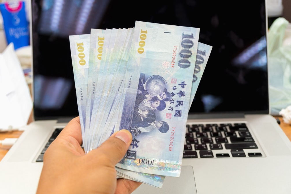 月薪沒6.3萬有望加薪!1新制正式上路,基層員工最快「這時間」受惠 月薪沒6.3萬有望加薪!1新制正式上路,基層員工最快「這時間」受惠