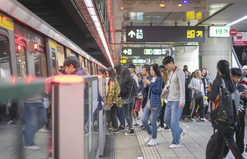 搭捷運千萬別做「這件事」！最高開罰7500元，車站人員加強取締
