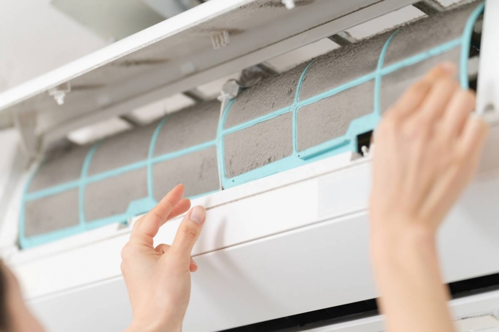 為什麼開冷氣會有臭味?遙控器「按1鍵」秒解決,台電教1動作更快冷又省電 為什麼開冷氣會有臭味?遙控器「按1鍵」秒解決,台電教1動作更快冷又省電