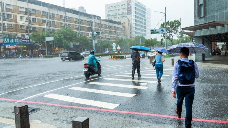 今晚要變天了!週末母親節慎防雷雨彈,下週「這天轉晴」熱如炎夏