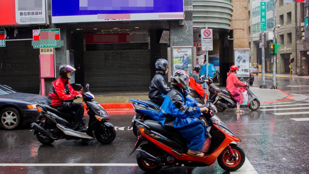 下雨天騎車怎麼穿才不會濕?過來人推「1雨衣神級穿法」,雨再大都不用怕