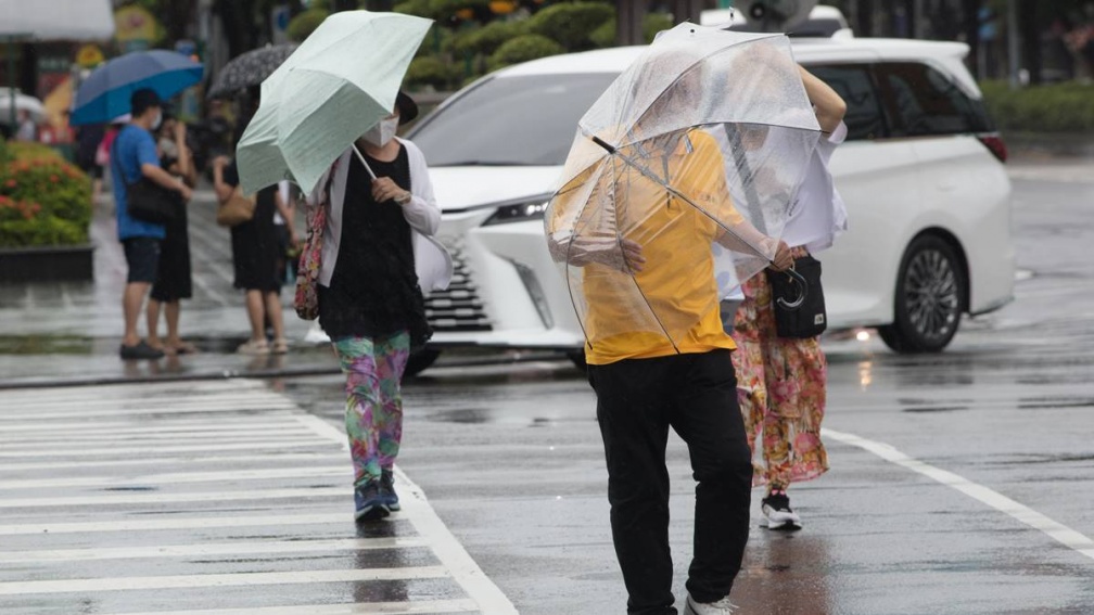 蝴蝶颱風最快明生成！侵台機率、最新路徑曝，氣象署：「這天起」防大雨來襲