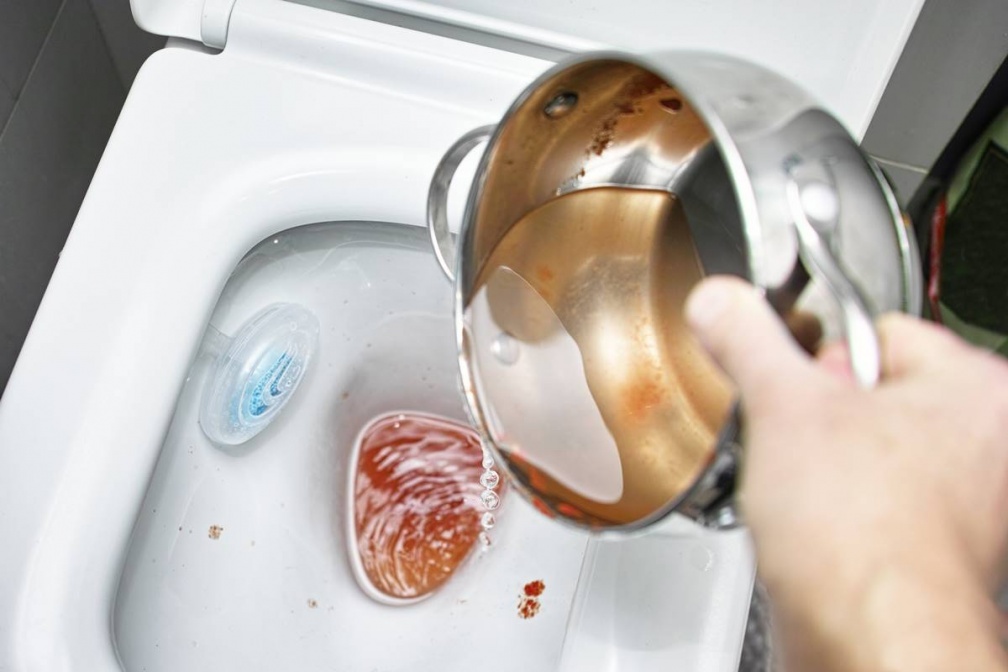 泡麵湯別亂倒馬桶、水槽!廚師教靠1物解決難題,做錯恐害水管堵塞飄臭味 泡麵湯別亂倒馬桶、水槽!廚師教靠1物解決難題,做錯恐害水管堵塞飄臭味
