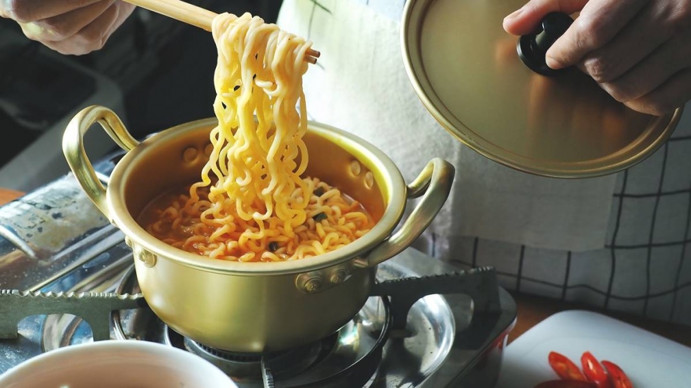 泡麵湯別亂倒馬桶、水槽!廚師教靠1物解決難題,做錯恐害水管堵塞飄臭味