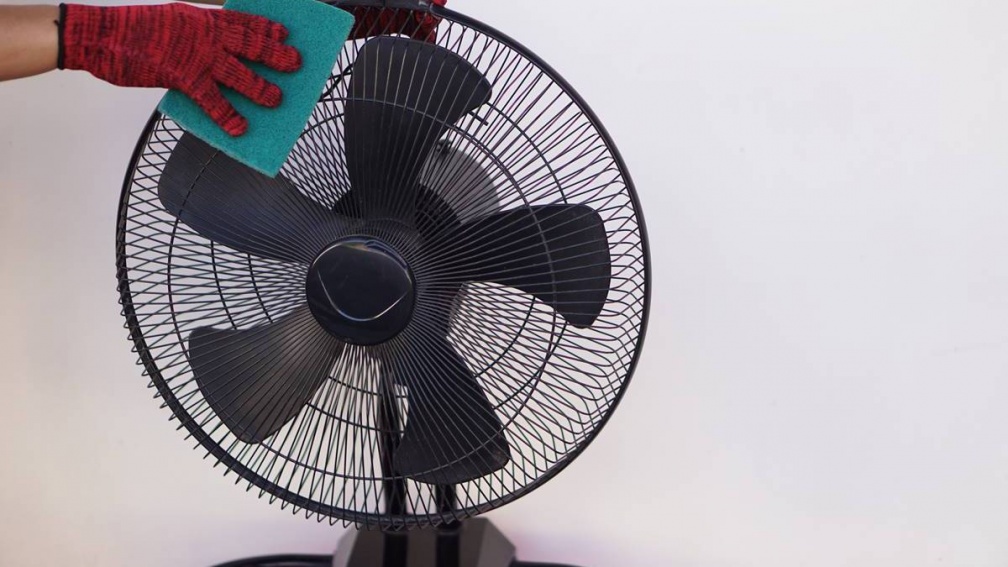 不能拆的電風扇怎麼洗?專家教1招輕鬆除垢、除灰塵,清完更涼爽又省電