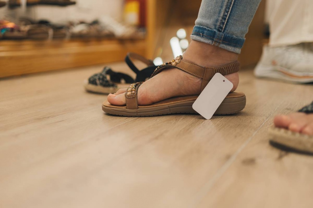 涼鞋要穿合腳嗎?怎麼選才走得遠?醫師揭選錯鞋下場:恐讓脊椎、膝蓋受傷 涼鞋要穿合腳嗎?怎麼選才走得遠?醫師揭選錯鞋下場:恐讓脊椎、膝蓋受傷