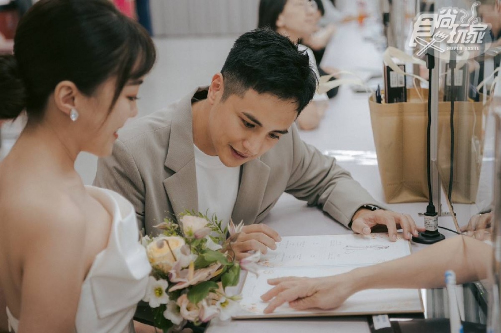 曾子余登記結婚了!女方正臉曝光美翻天,巴黎求婚遇「超鬧插曲」 曾子余登記結婚了!女方正臉曝光美翻天,巴黎求婚遇「超鬧插曲」