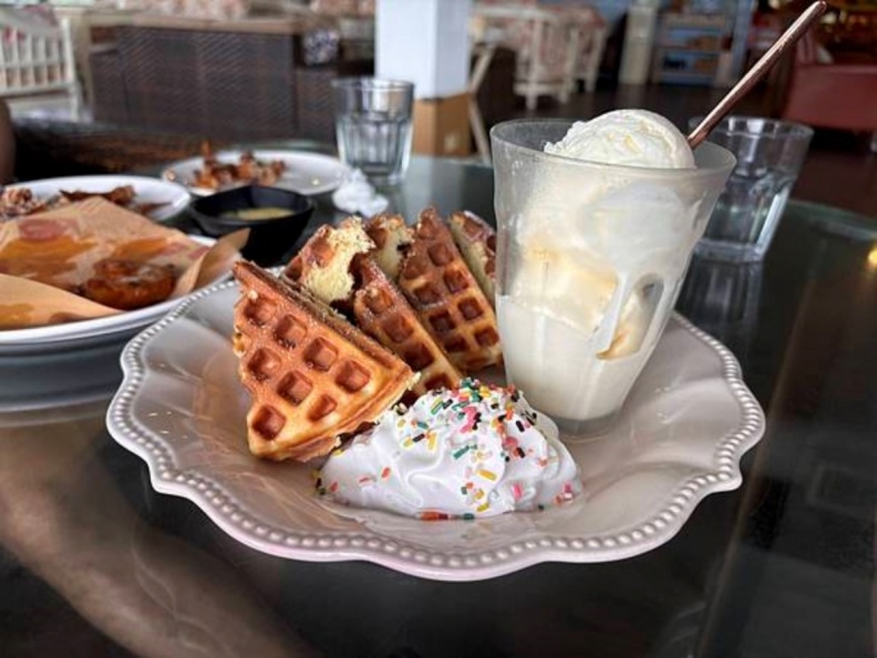 北海岸海景咖啡廳推薦!精選11家石門、三芝、金山絕美打卡景點 三芝淺水灣海景咖啡館海豚咖啡特色